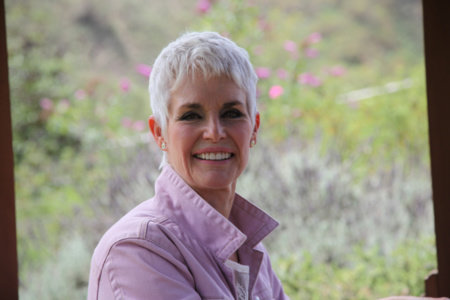 “Reconociendo y Transformando el Patrón de Amar Demasiado:  ‘Las mujeres que aman demasiado’ de Robin Norwood”