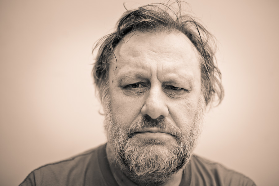 Puntos Esenciales del Pensamiento de Slavoj Žižek y Críticas a sus Posturas